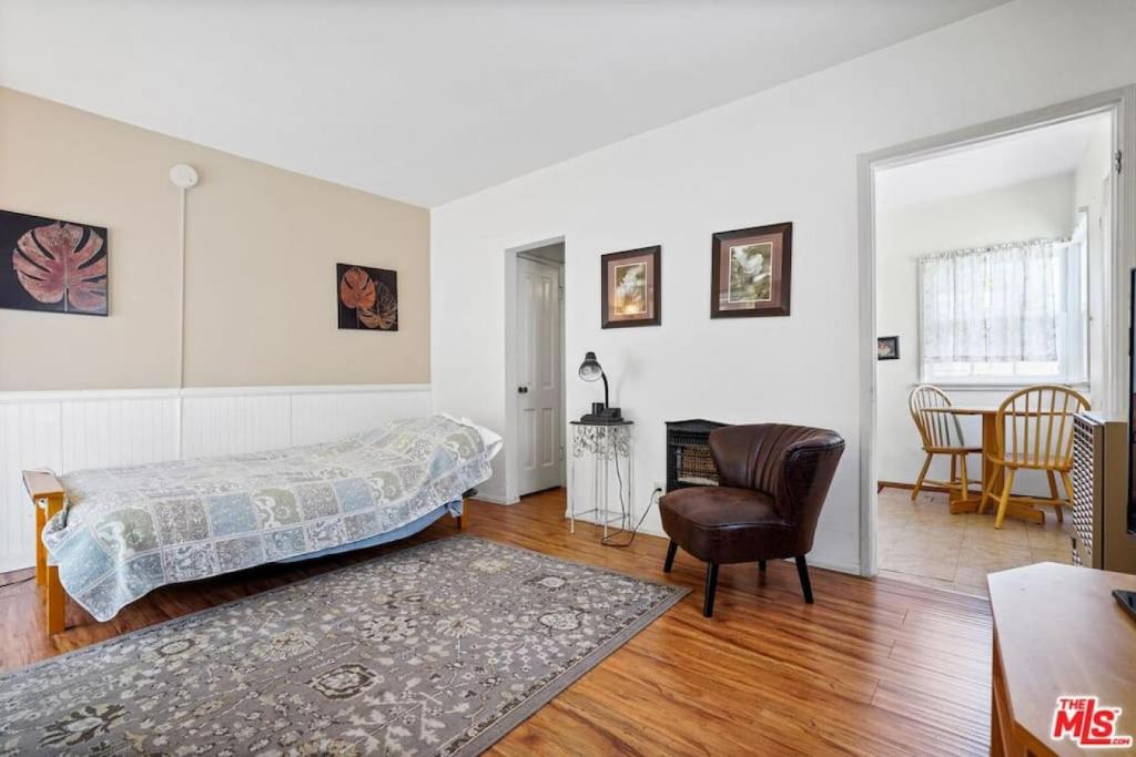 Lovely Studio Apartment located in Santa Monica B