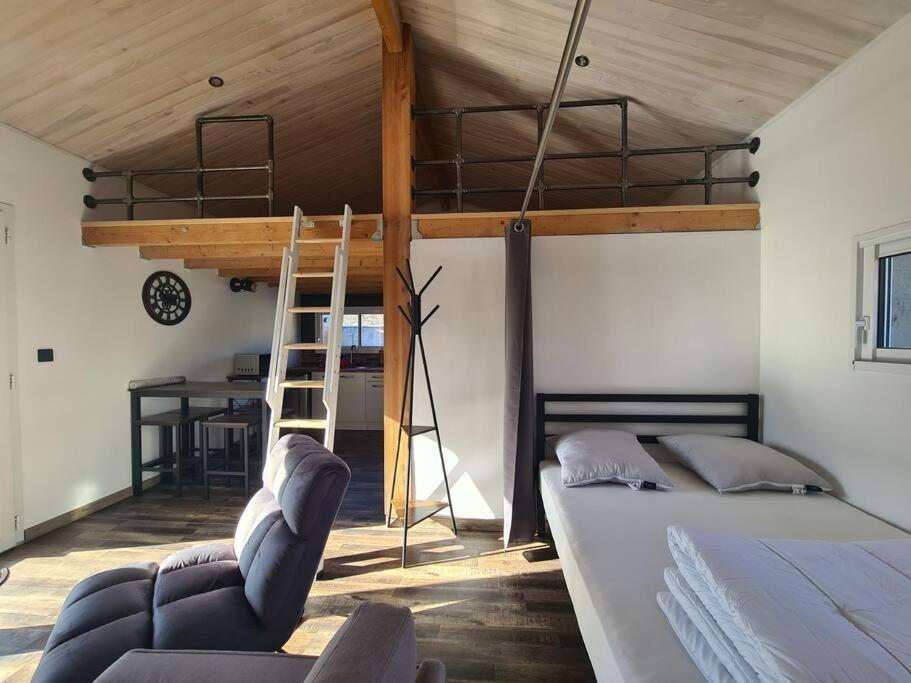 - une chambre avec une mezzanine dotée d'un bureau et d'une échelle dans l'établissement Studio de 35 m2, à Parentis-en-Born
