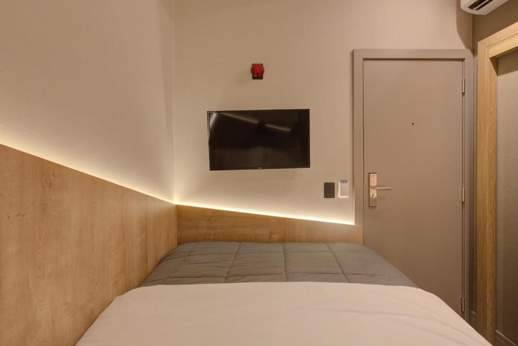 Ein Bett oder Betten in einem Zimmer der Unterkunft Fast Sleep Suites by Slaviero Hoteis - Hotel dentro do Aeroporto de Guarulhos - Terminal 2 - desembarque oeste
