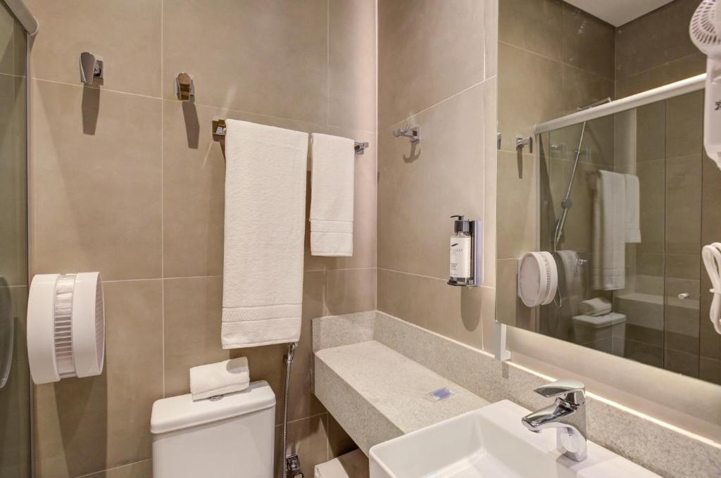 Ein Badezimmer in der Unterkunft Fast Sleep Suites by Slaviero Hoteis - Hotel dentro do Aeroporto de Guarulhos - Terminal 2 - desembarque oeste