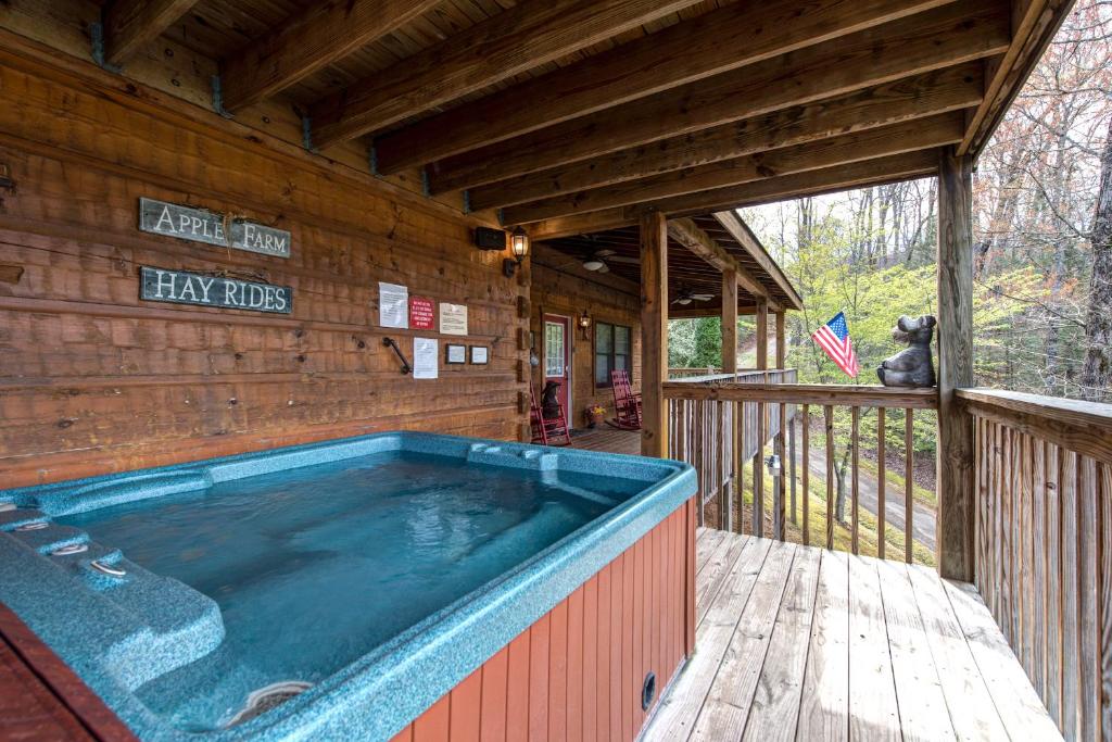 Lazy Cub Lodge, 3 Bedrooms, Pool Table, Hot Tub, WiFi, Sleeps 10, Pigeon Updated 2023 Prices