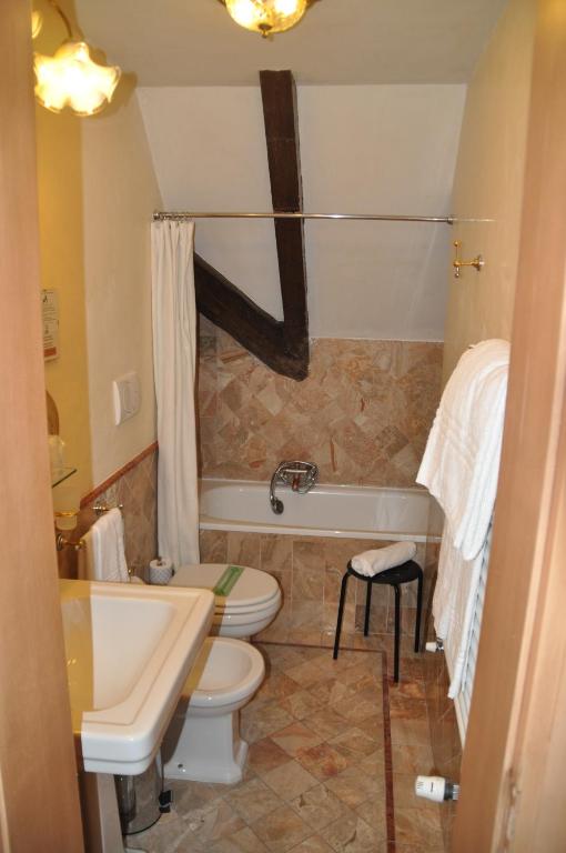 a bathroom with a sink and a toilet and a tub at Hotel Villa Laguna in Venice-Lido