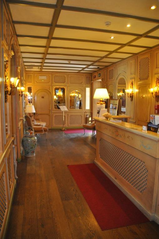 a large room with a lobby with a red rug at Hotel Villa Laguna in Venice-Lido