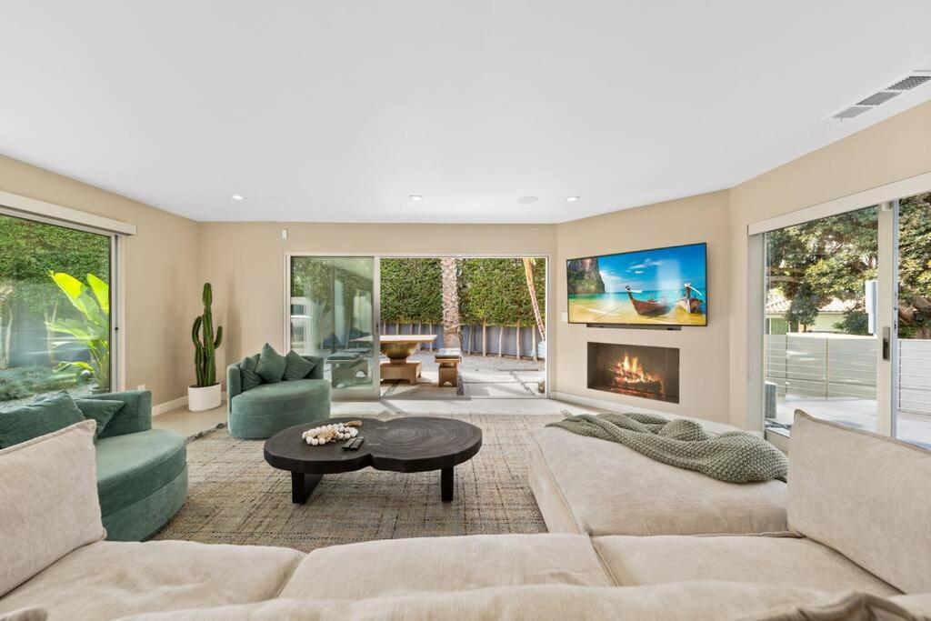 sala de estar con sofá y chimenea en Cheerful 4Bedrooms 2.5Bath Villa Venice Beach CA, en Los Ángeles