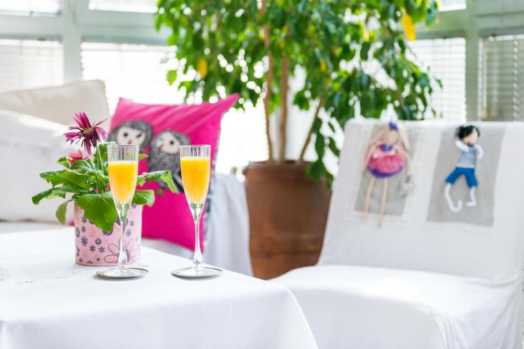 una mesa con dos copas de champán y un jarrón con flores en Apartment Rina, en Dubrovnik