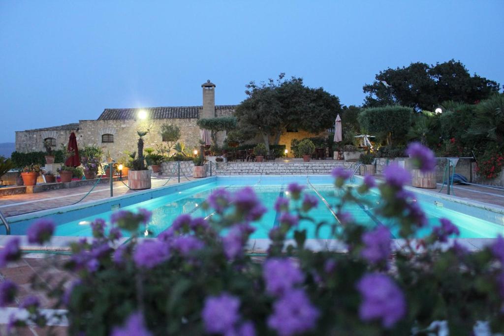 Bazén v ubytování Hotel Baglio Santacroce nebo v jeho okolí