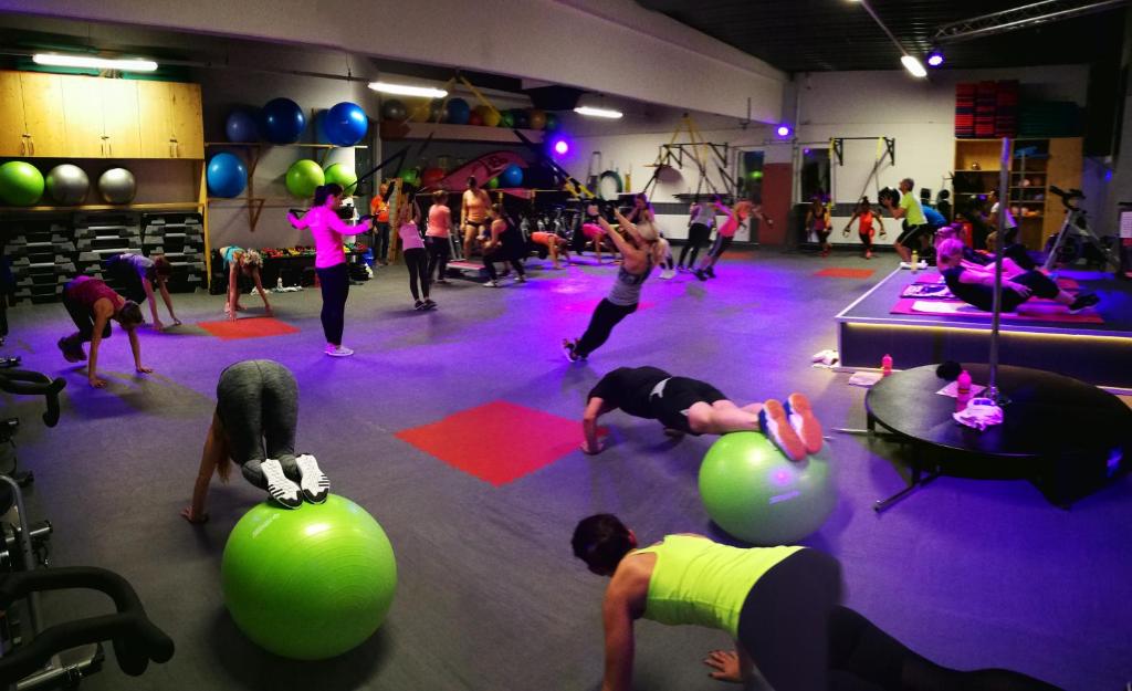 a group of people doing yoga in a gym at Einzimmer-Apartment 25 m2 Gartenzinken im Zentrum von Bad Ischl in Bad Ischl