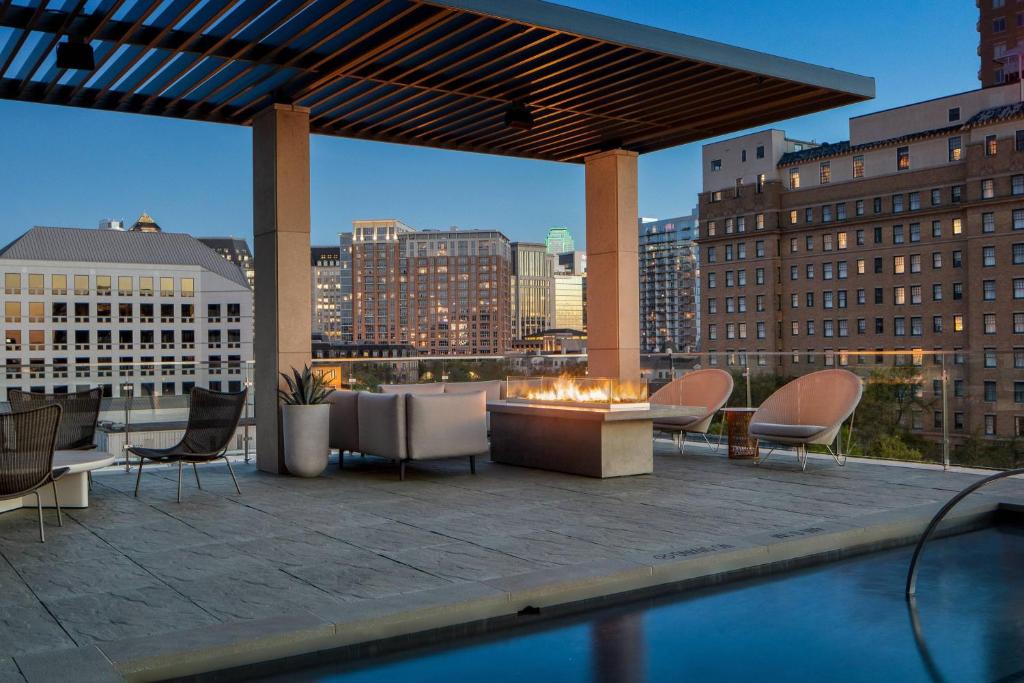 - un toit-terrasse avec foyer extérieur dans un bâtiment dans l'établissement Marriott Dallas Uptown, à Dallas
