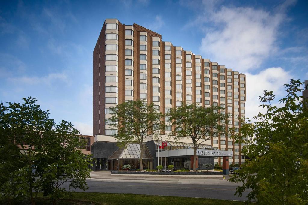 d'un grand bâtiment d'hôtel dans l'établissement Delta Hotels by Marriott Toronto Mississauga, à Mississauga