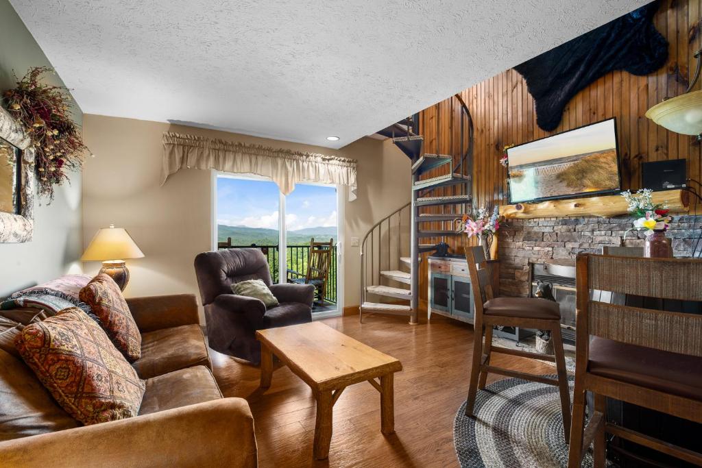 uma sala de estar com um sofá e uma mesa em Deer Ridge Mountain Resort E308 em Gatlinburg