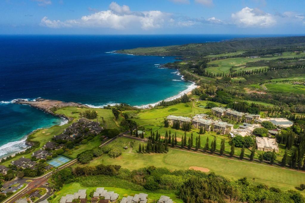 uma vista aérea de um resort perto do oceano em The Ritz-Carlton Maui, Kapalua em Lahaina