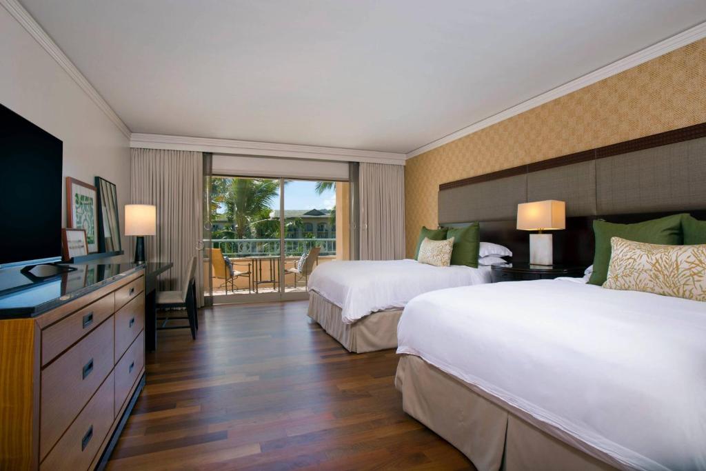 Postel nebo postele na pokoji v ubytování The Ritz-Carlton Maui, Kapalua