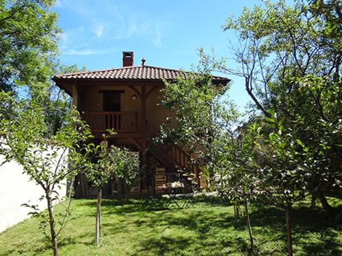 ein kleines Haus mit einer Veranda auf einem Hof in der Unterkunft La Minauderie in Écully