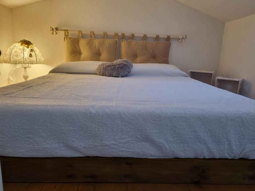 een slaapkamer met een groot bed en een blauw dekbed bij Casa Toscana in Lorenzana