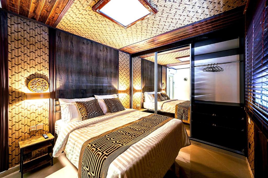 um quarto com uma cama grande e uma televisão em Milana's Deluxe with big patio and pool em Eilat