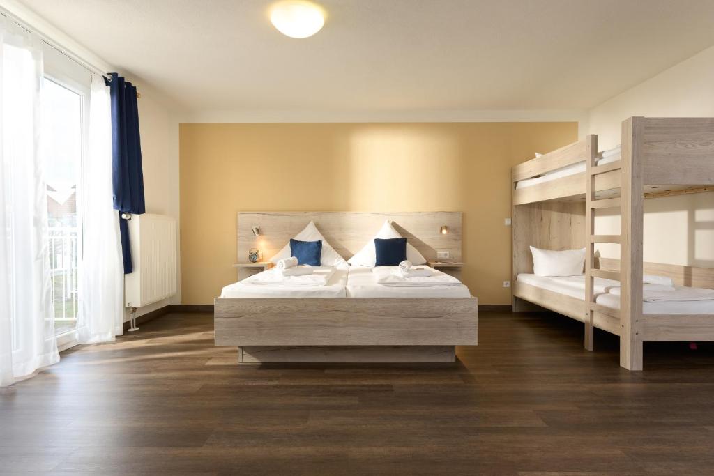 Postel nebo postele na pokoji v ubytování Hotel Apollon Rust