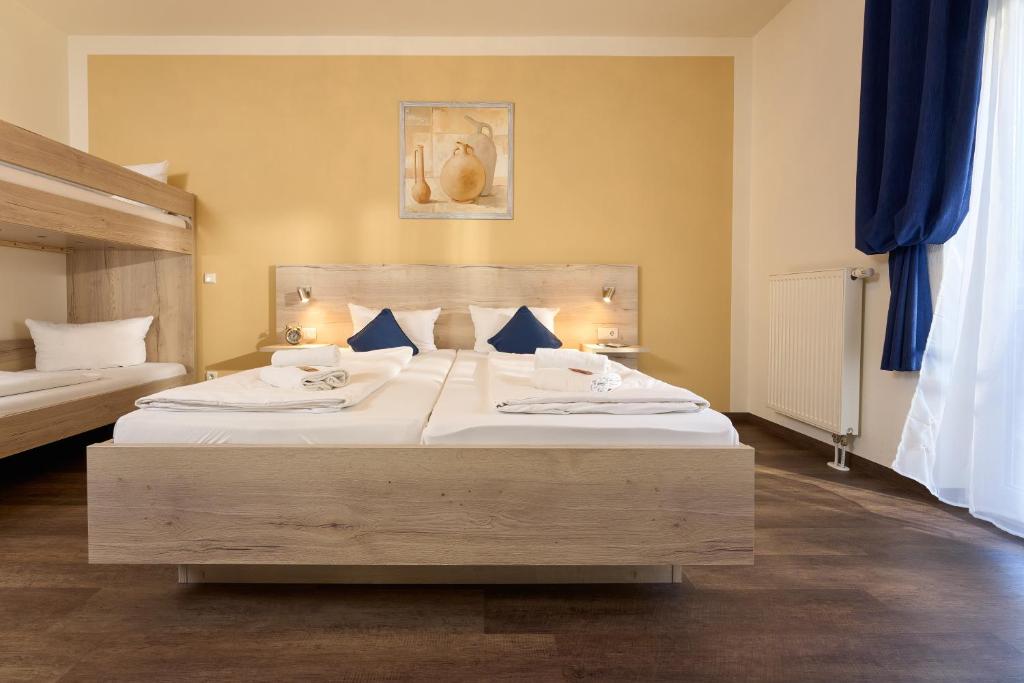 Postel nebo postele na pokoji v ubytování Hotel Apollon Rust