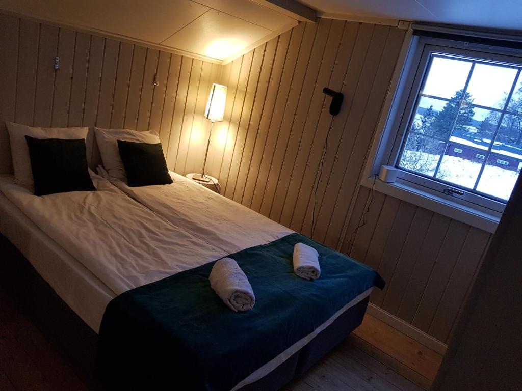 Katil atau katil-katil dalam bilik di Idyllic lake house