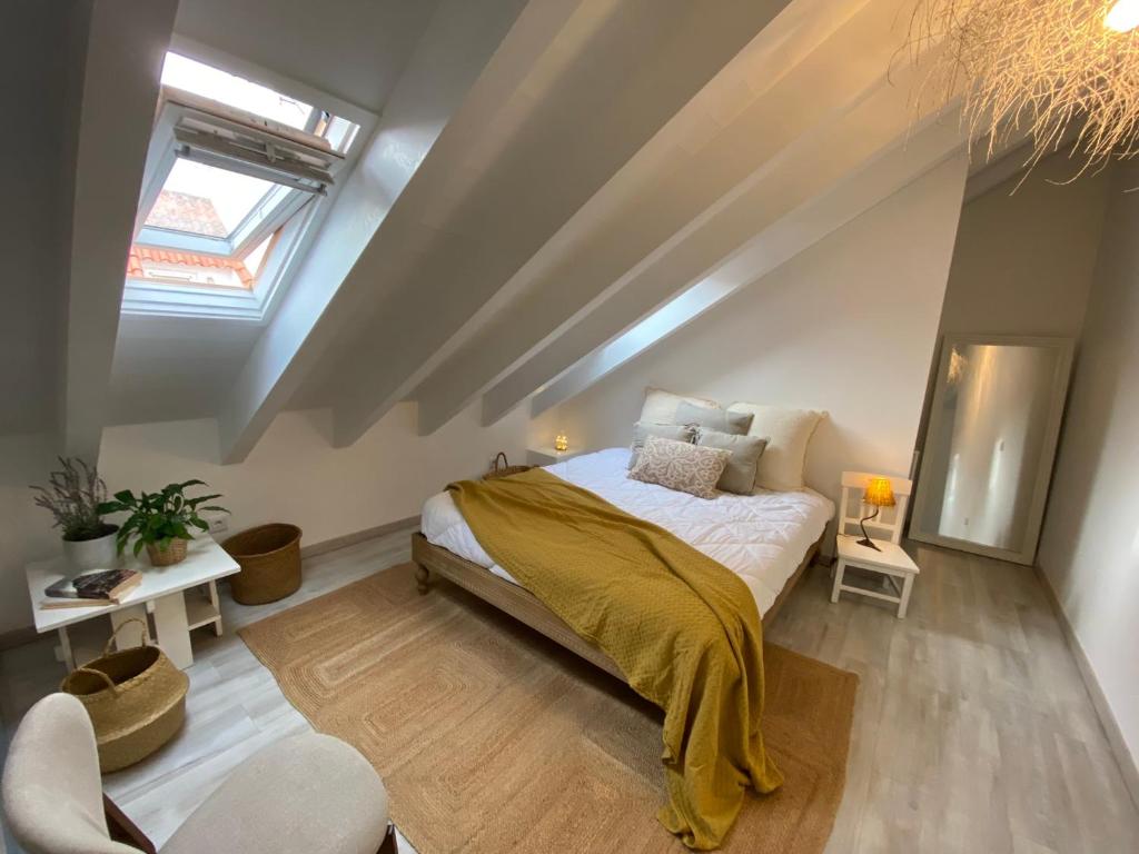 ein Schlafzimmer mit einem Bett im Dachgeschoss in der Unterkunft Rio D´Sal in Alcochete