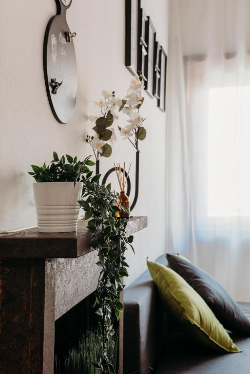 salon z kominkiem i rośliną w obiekcie LA CASA DI ALICE 2 w mieście Lido di Ostia