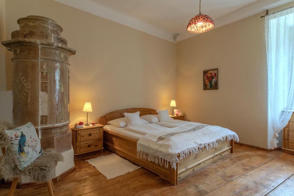 Postel nebo postele na pokoji v ubytování Castello Schloss Lichtengraben