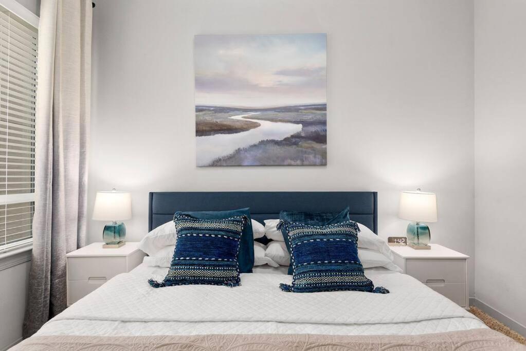 - une chambre avec un lit doté d'oreillers bleus et blancs dans l'établissement The Woodlands Chic Suite, à The Woodlands