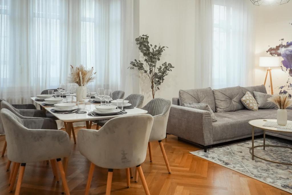 - un salon avec une table et un canapé dans l'établissement LUXURY-Apartment - city center : 8 guests : Netflix, à Sarrebruck