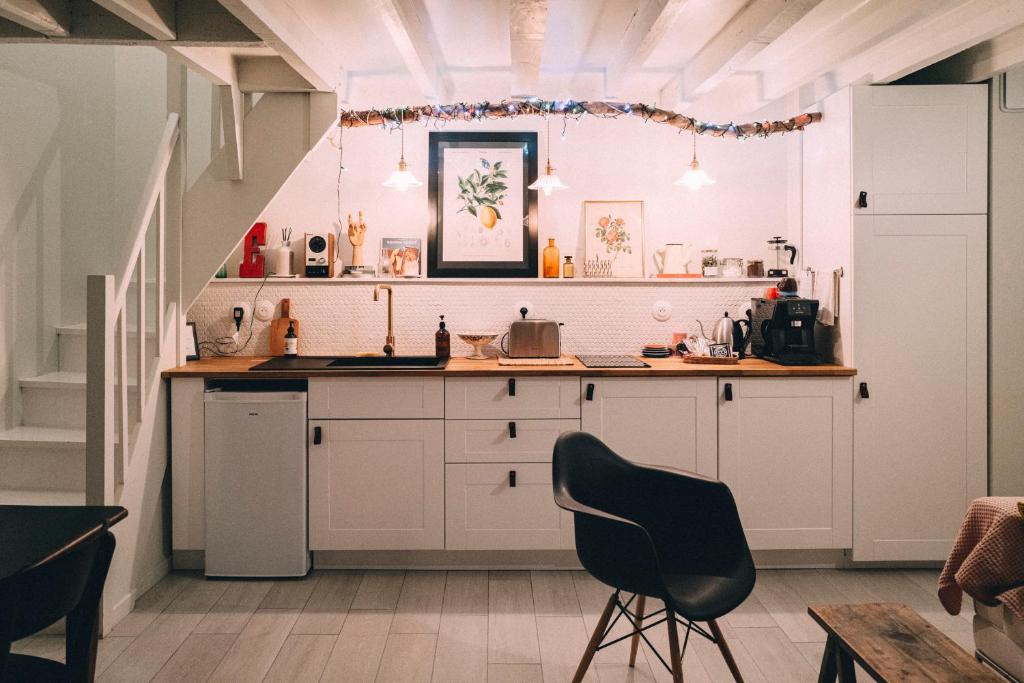 Cuisine ou kitchenette dans l'établissement Le Citron