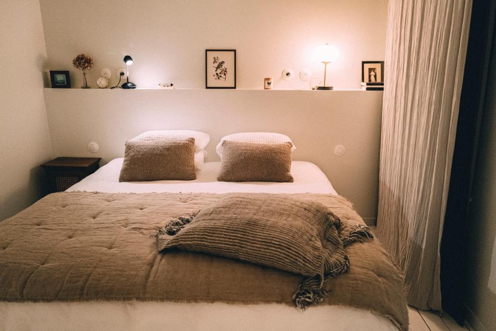 - une chambre avec un lit et 2 oreillers dans l'établissement Le Citron, à Veules-les-Roses