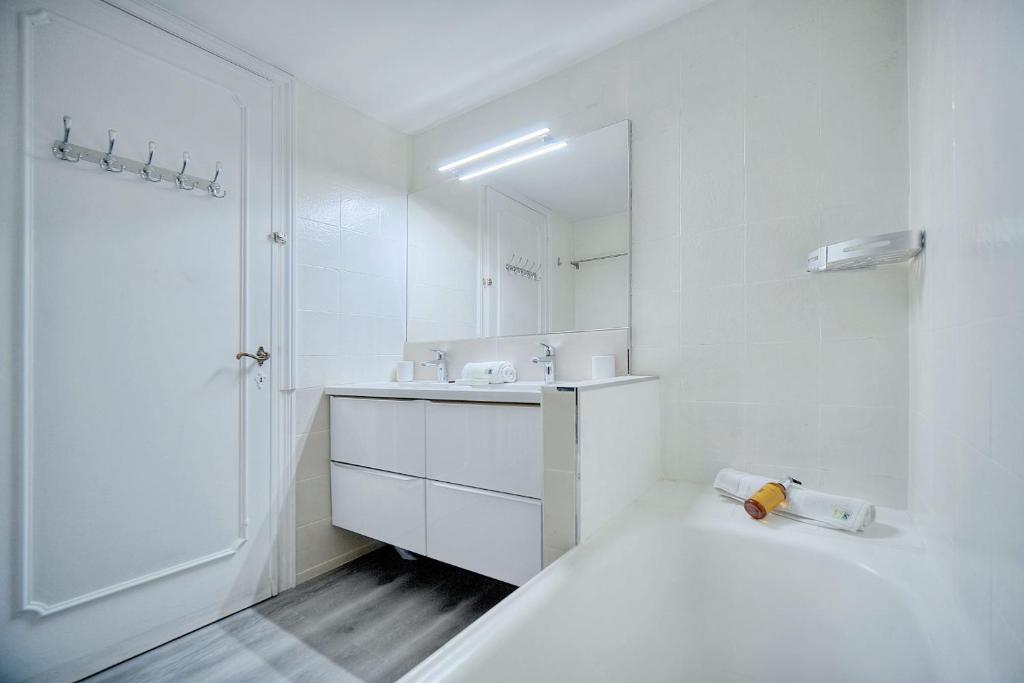 Kúpeľňa v ubytovaní IMMOGROOM - Fully equipped - Terrace - Pool - Wifi - Air conditioning