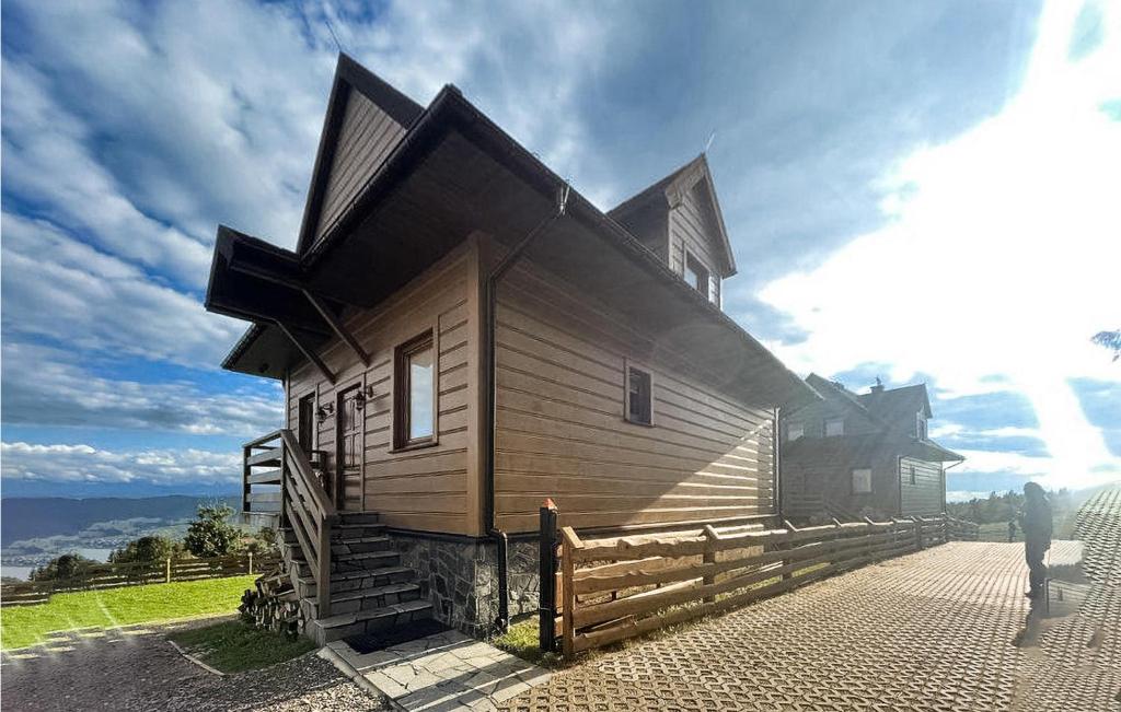 una casa de madera con una persona a su lado en Stunning Home In Huba With Wifi And 3 Bedrooms en Huba
