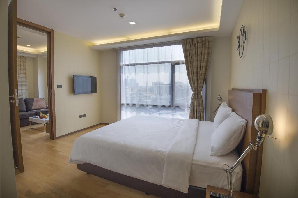 Кровать или кровати в номере Marvin Suites Hotel