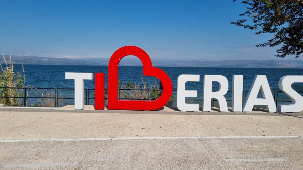 ein Zeichen für den Ozean mit den Worten tas extreme in der Unterkunft על שפת אגם כנרת in Tiberias