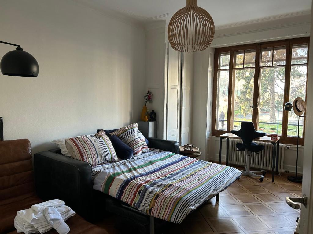 ジュネーヴにあるDouble Bedroom & Kitchen - Perle du Lac, Genevaのソファと大きな窓のあるリビングルーム