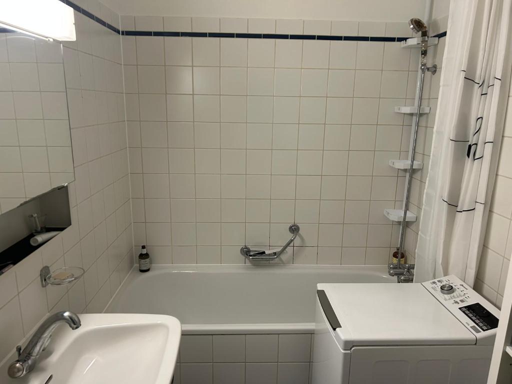 Double Bedroom & Kitchen - Perle du Lac, Geneva - Tweepersoonskamer Met Gedeelde Badkamer