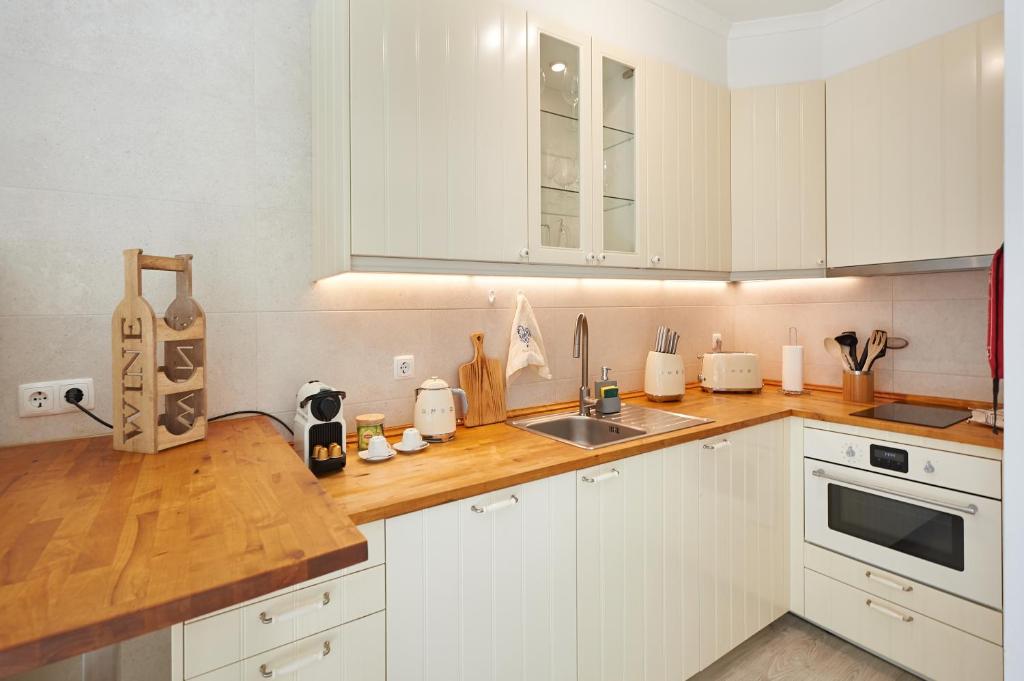 Kuchyň nebo kuchyňský kout v ubytování Cozy Beach House São Pedro Estoril