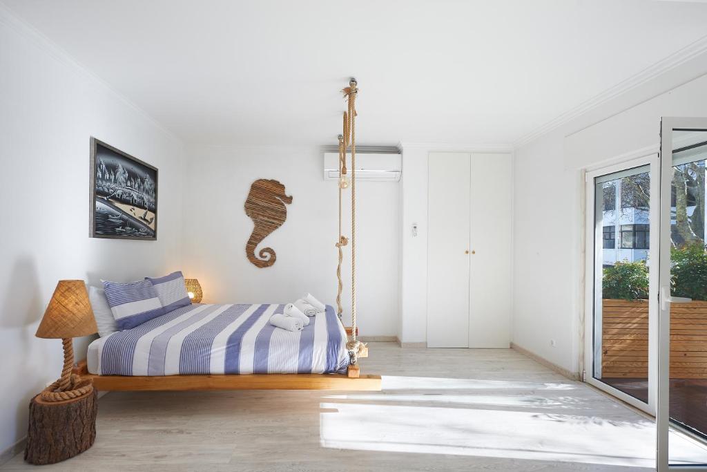 Postel nebo postele na pokoji v ubytování Cozy Beach House São Pedro Estoril