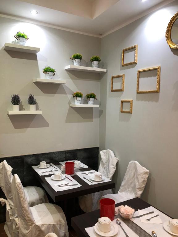 jadalnia ze stołem i krzesłami w obiekcie Hotel Delle Rose w Mestre