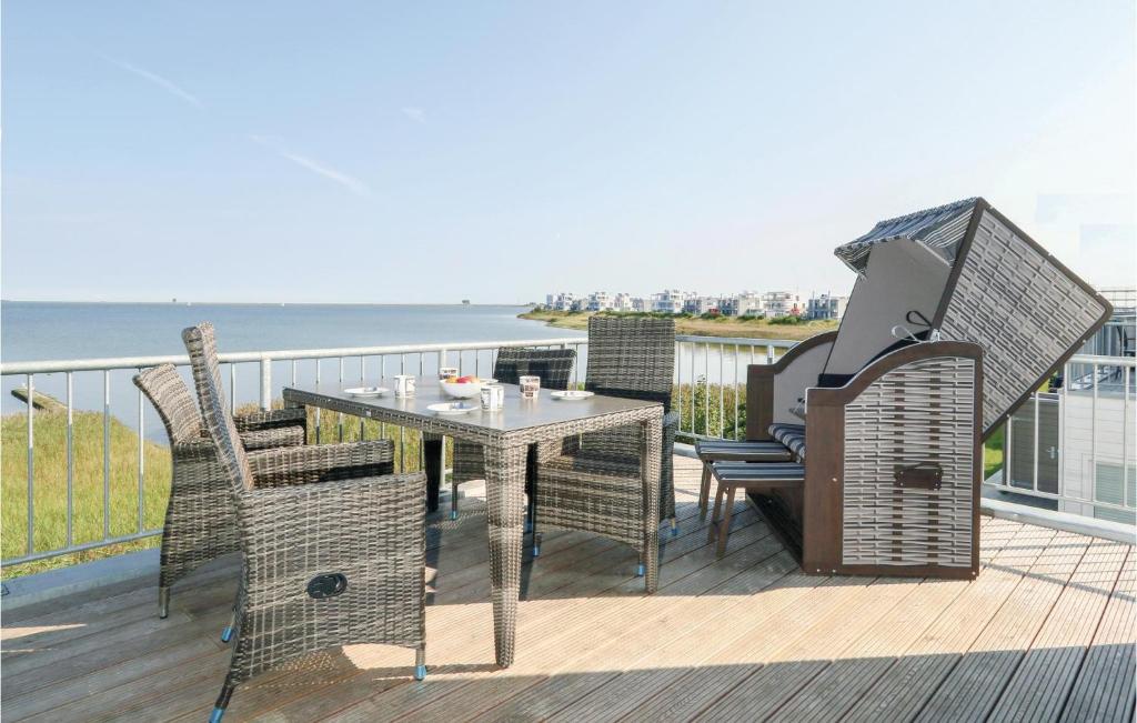 eine Terrasse mit einem Tisch, Stühlen und Meerblick in der Unterkunft Stunning Apartment In Ostseeresort Olpenitz With 2 Bedrooms, Wifi And Sauna in Olpenitz