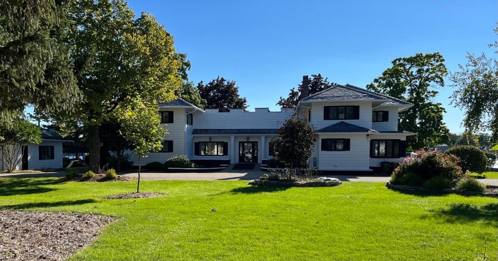 Chain O’Lakes Waterfront Resort on Lake Catherine, Antioch, IL