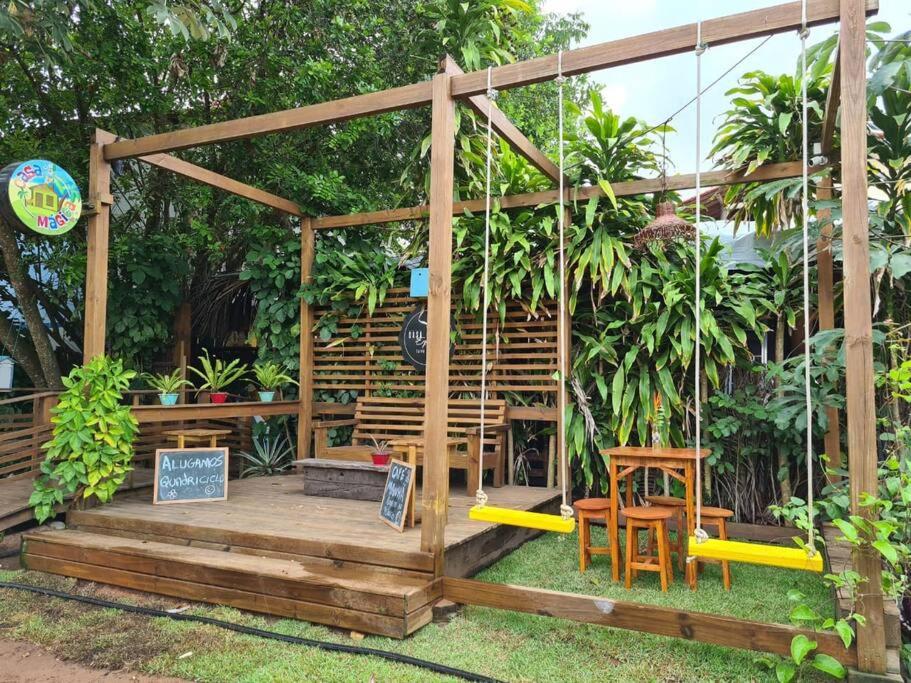 einen hölzernen Pavillon mit einem Tisch und Stühlen in der Unterkunft Camping Casa Mágica-Taipu de Fora in Barra Grande