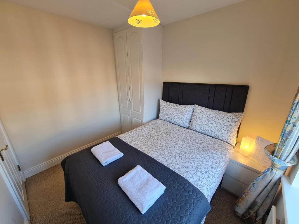 um quarto com uma cama com duas toalhas em 2 Cosy Bedrooms in a 3 Bed Home em Tyrrelstown