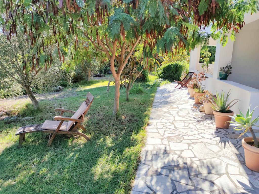Ogród w obiekcie KALAMIES - Secluded Beach Apartments