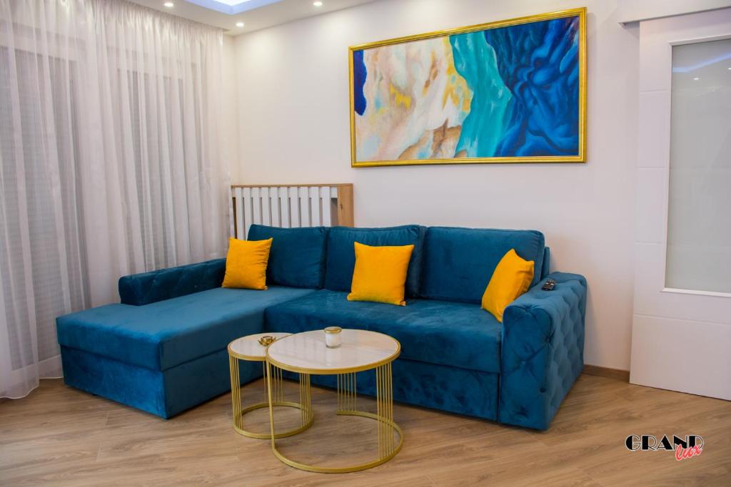 - un canapé bleu dans le salon avec une table dans l'établissement GRAND LUX Apartment, à Doboj