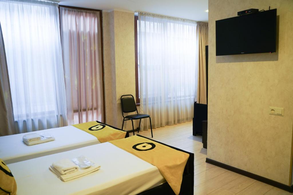 TV a/nebo společenská místnost v ubytování Aura Plaza Hotel