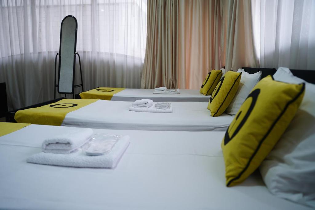 Postel nebo postele na pokoji v ubytování Aura Plaza Hotel