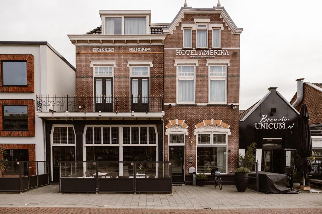 una tienda frente a un edificio de ladrillo en Hotel Amerika en Hoek van Holland