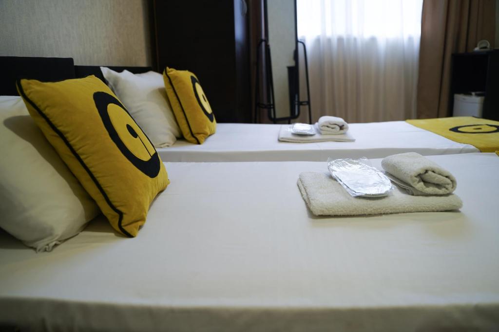 Postel nebo postele na pokoji v ubytování Aura Plaza Hotel