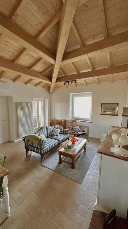 a living room with a couch and a table at Appartamento ad Orvieto in Orvieto