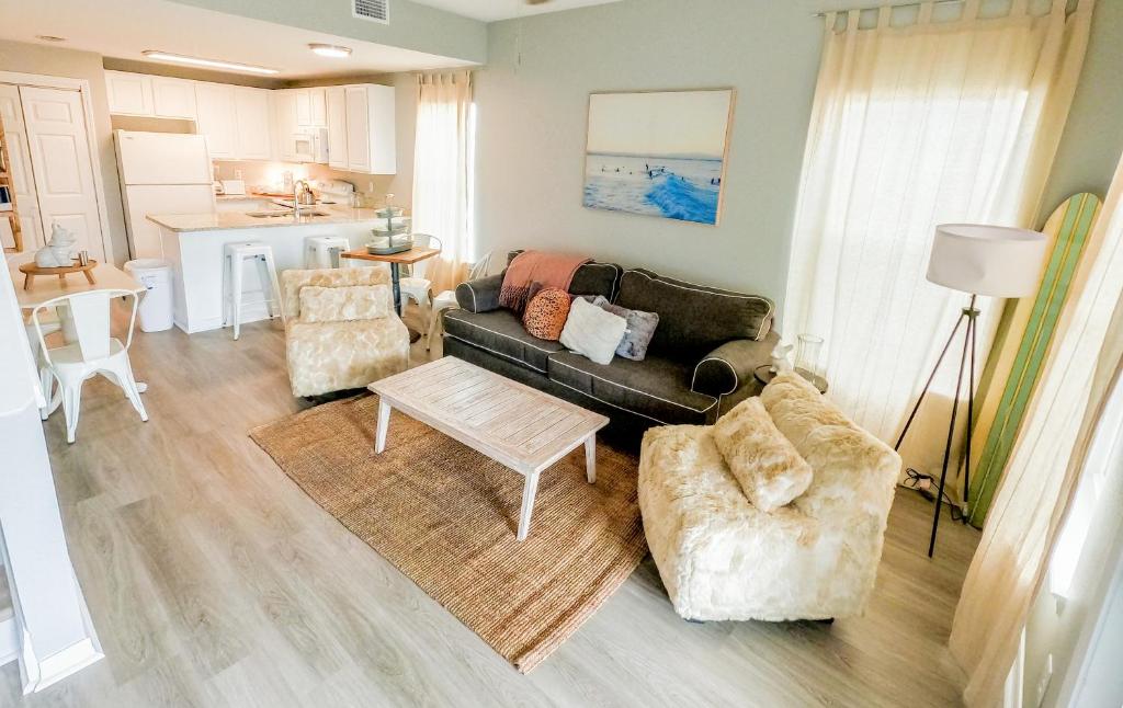 een woonkamer met een bank, 2 stoelen en een tafel bij Duplex allows for one or both sides to be rented! Suitable for small or large families! in Gulf Shores
